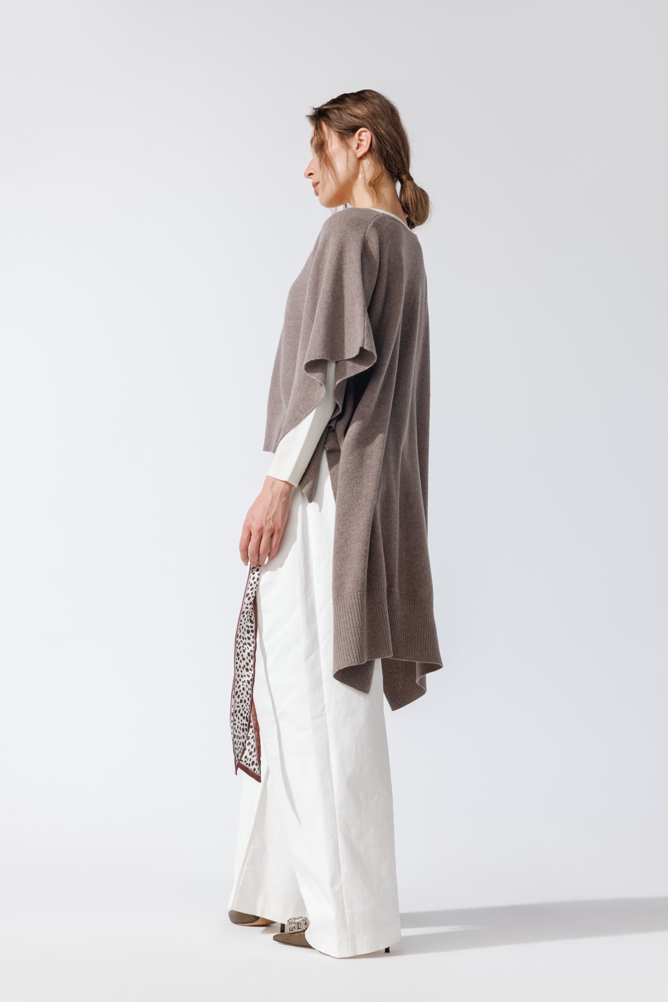 Poncho Hellena Bej