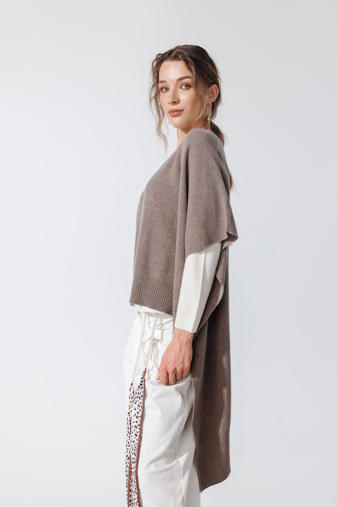 Poncho Hellena Bej