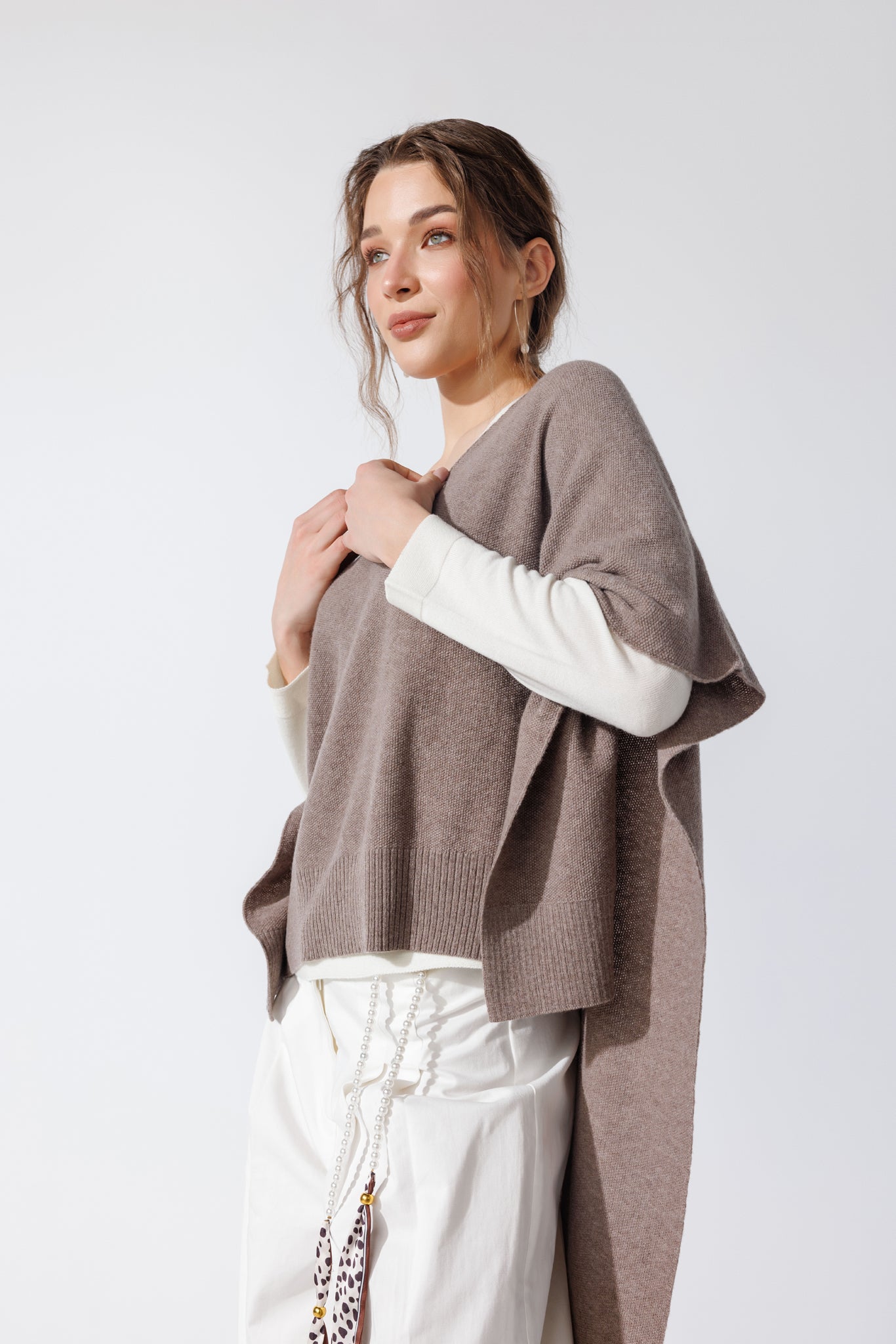 Poncho Hellena Bej